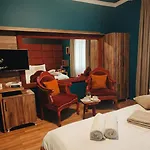 Artist Center Hotel *